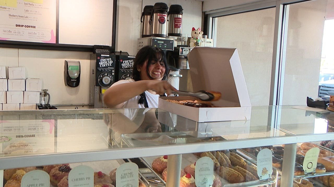 You are currently viewing Arizona doughnut shop saved by community after owner’s social plea
