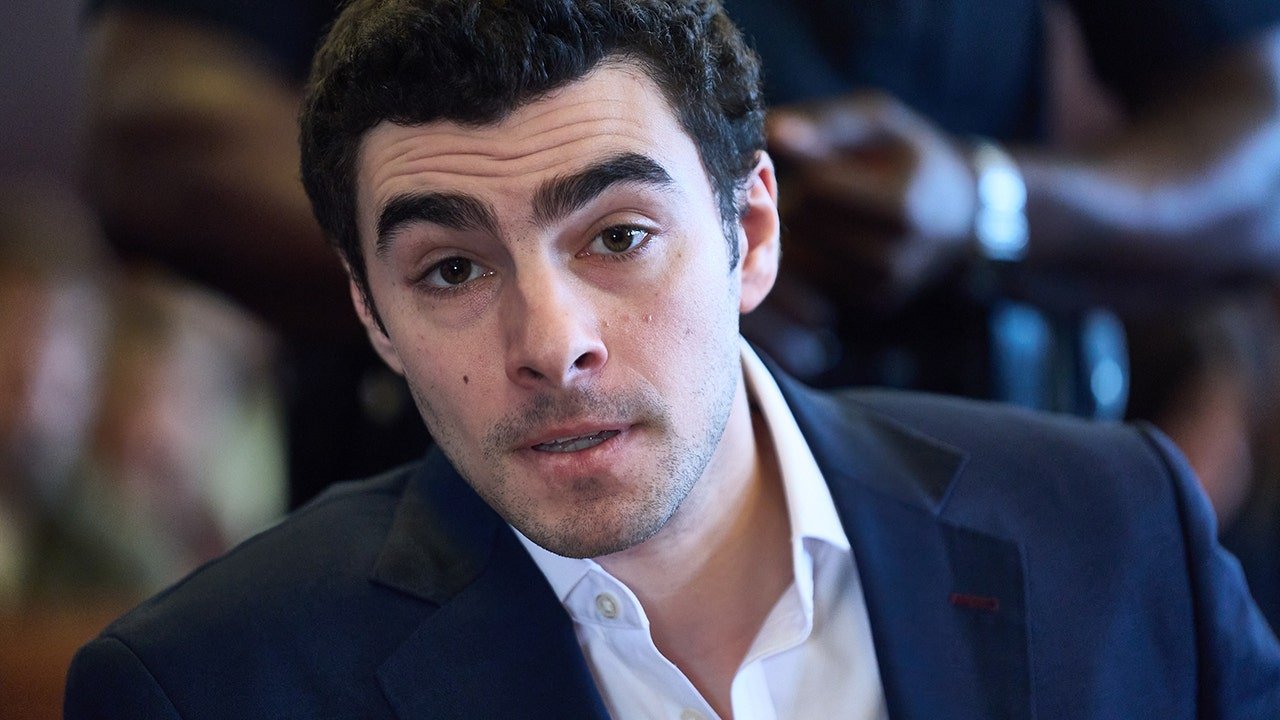 Read more about the article Luigi Mangione expected to plead guilty in UnitedHealthcare murder case