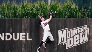 Read more about the article Kyle Schwarber launches two homers into the corn after MLB’s incredible HoF tribute at Field of Dreams game