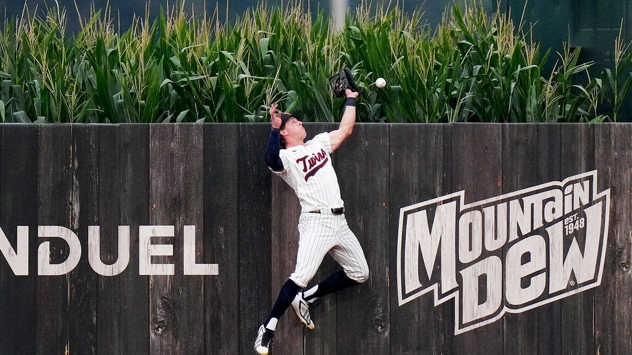 You are currently viewing Kyle Schwarber launches two homers into the corn after MLB’s incredible HoF tribute at Field of Dreams game