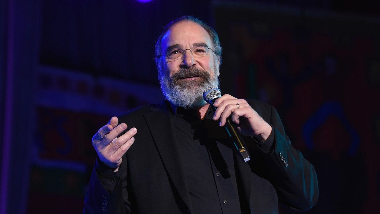 You are currently viewing Mandy Patinkin opts for human composting over burial or cremation