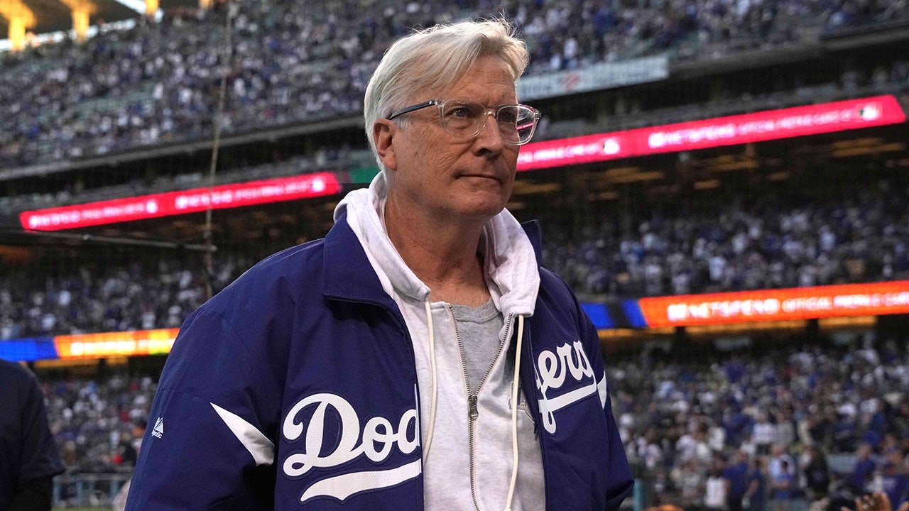 You are currently viewing Could Shohei Ohtani leave the Los Angeles Dodgers if Mark Walter sells the team after Lakers deal?