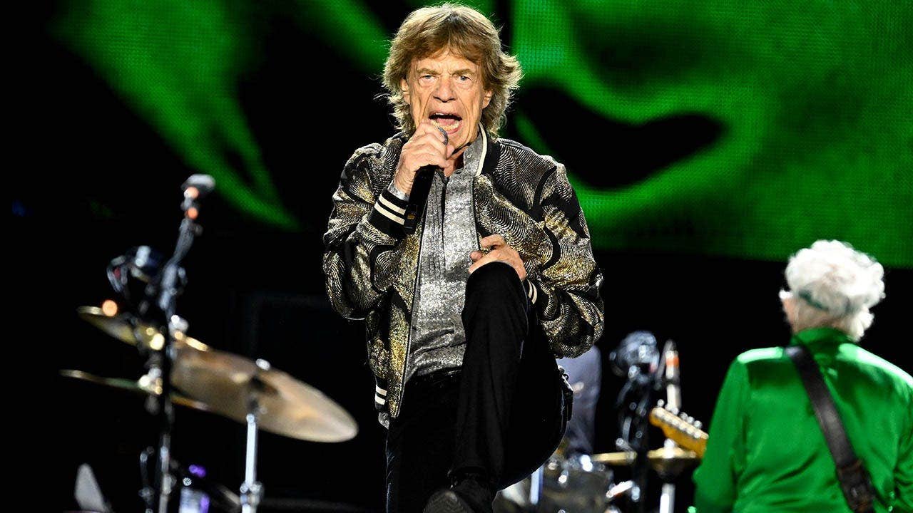 You are currently viewing Mick Jagger wows fans with dance moves at 83 while partying at club