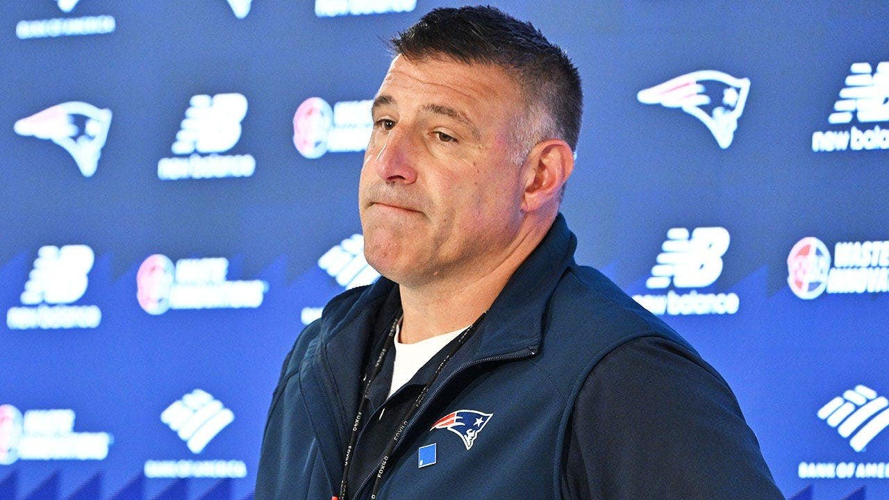You are currently viewing Mike Vrabel is finally asked about his family counseling sessions made necessary by the Dianna Russini scandal