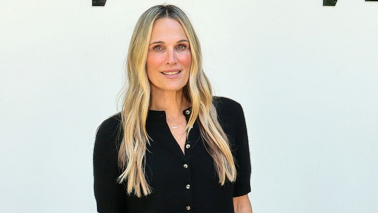 You are currently viewing Molly Sims slams Hollywood for lying about facelifts and peptides
