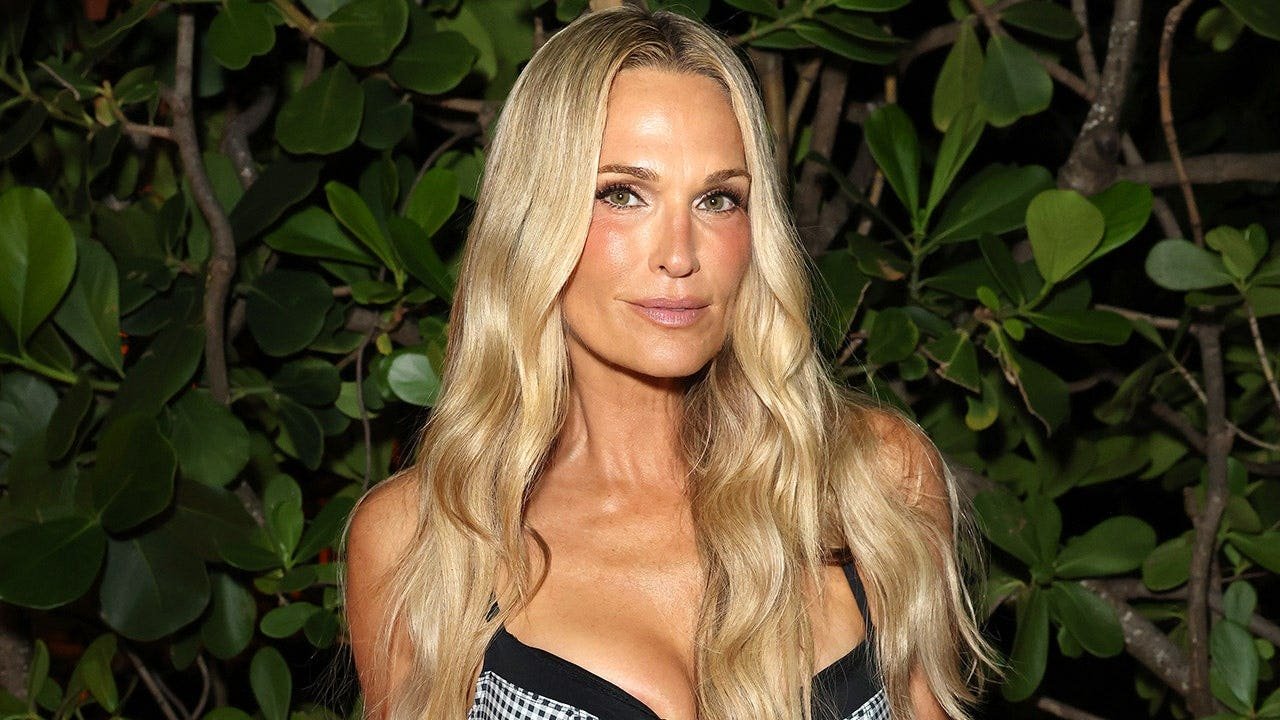 You are currently viewing Molly Sims rocks mismatched black bikini top and blue bottoms at beach