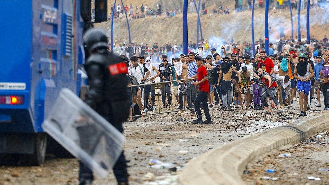 You are currently viewing Thousands of migrants stranded in Ceuta as EU calls emergency meeting