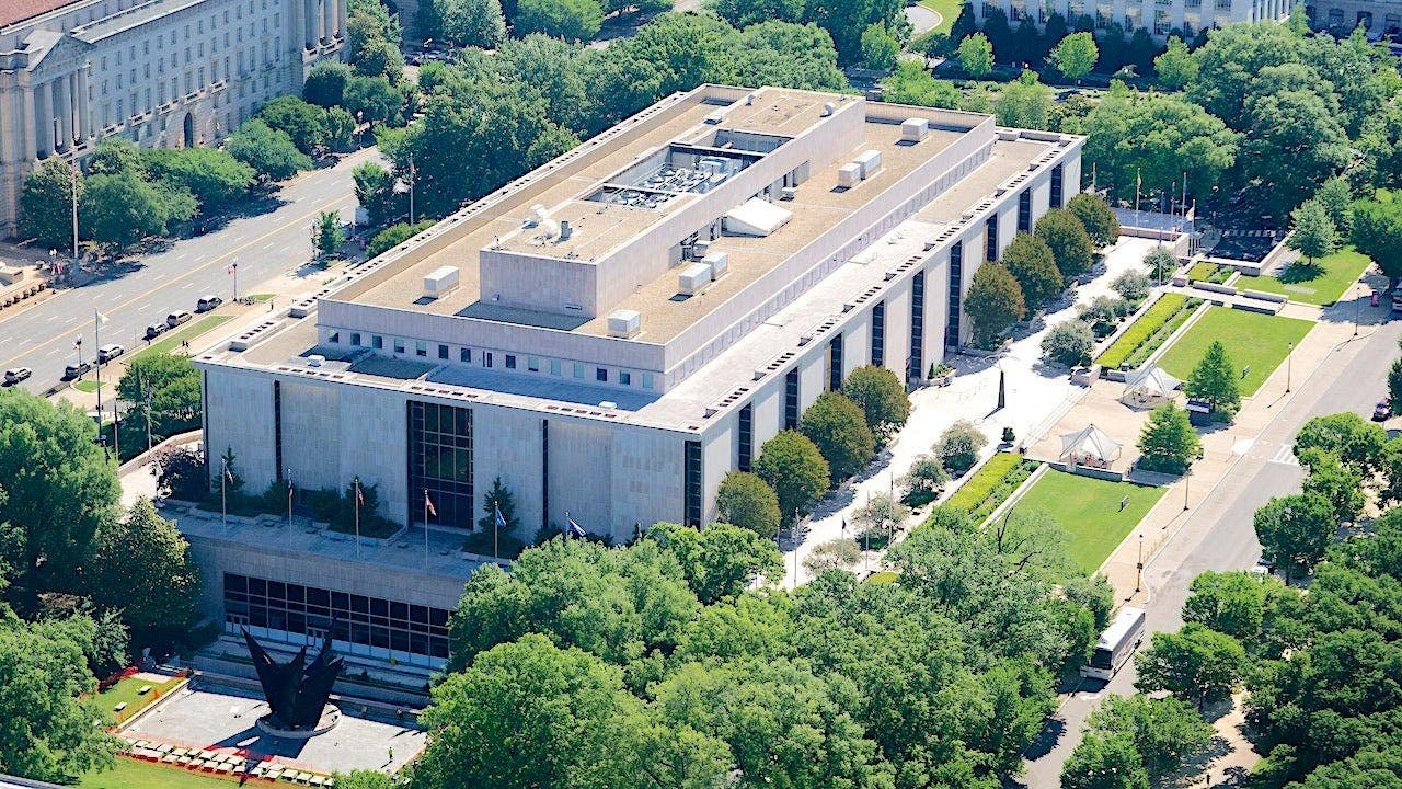 You are currently viewing Smithsonian Institution houses over 157 million artifacts and specimens