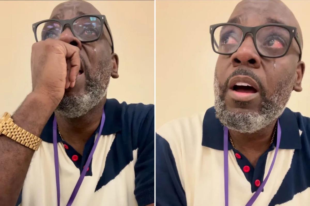You are currently viewing Texas teacher breaks down in tears during class after his senior students struggled to read, write