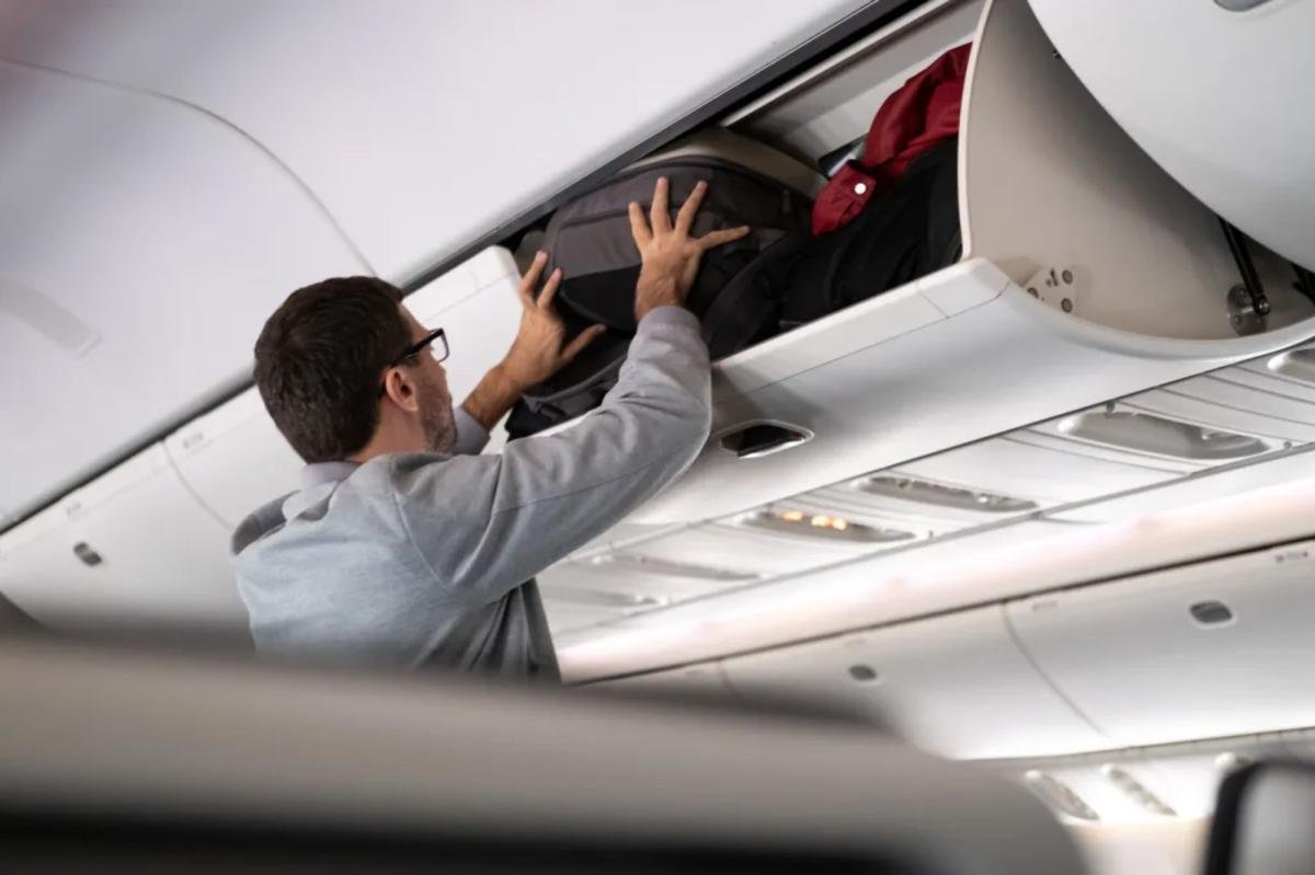 You are currently viewing Australian airline Jetstar will charge passengers to use overhead lockers for their bags
