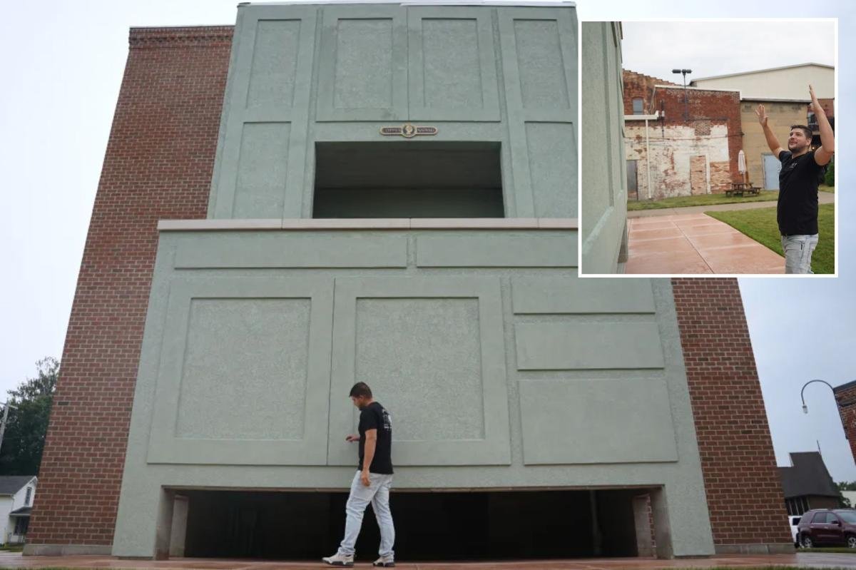 You are currently viewing 3-story Hoosier cabinet in Indiana celebrates an American kitchen icon