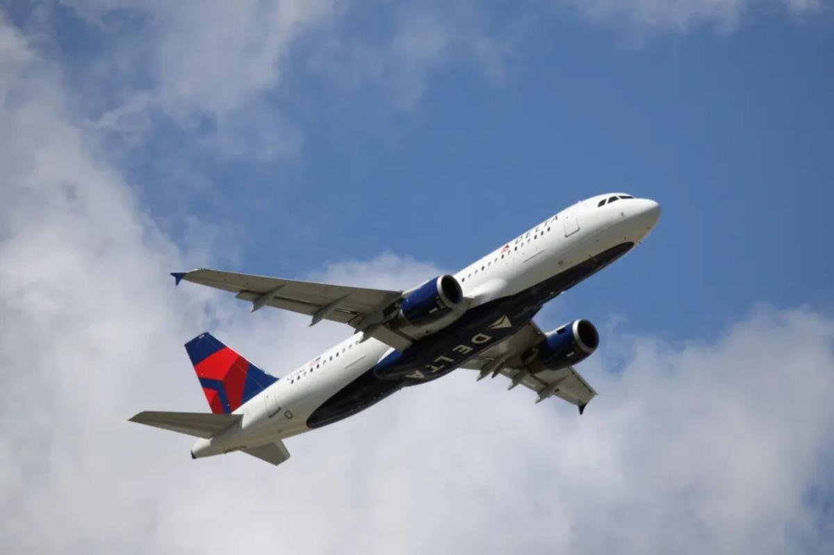 You are currently viewing Mystery Wi-Fi network aboard flight raises ‘unusual’ alarm about travelers’ information