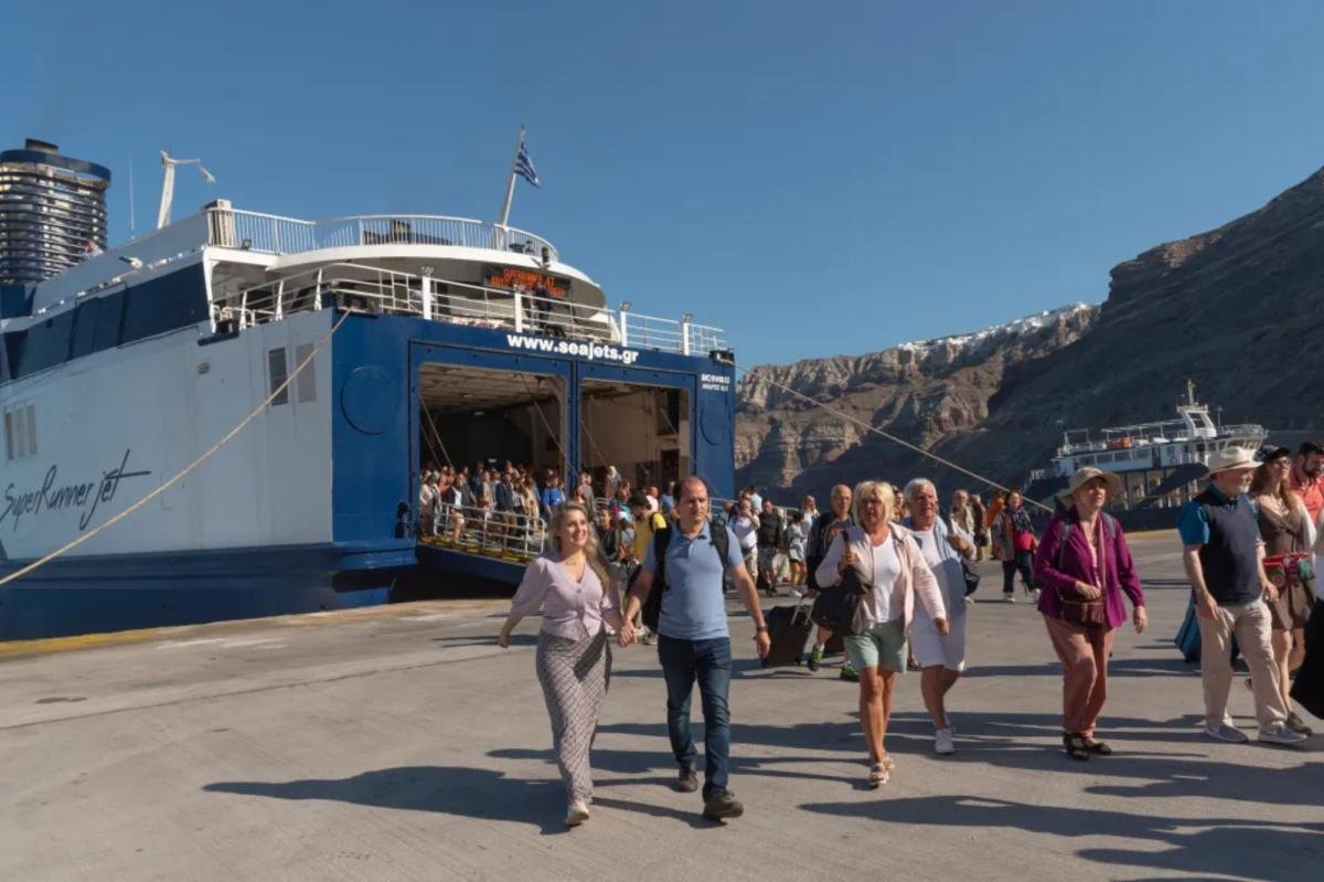 You are currently viewing Ferry at popular island hotspot dubbed ‘the vomit comet’ as tourists battle brutal seasickness in rough weather
