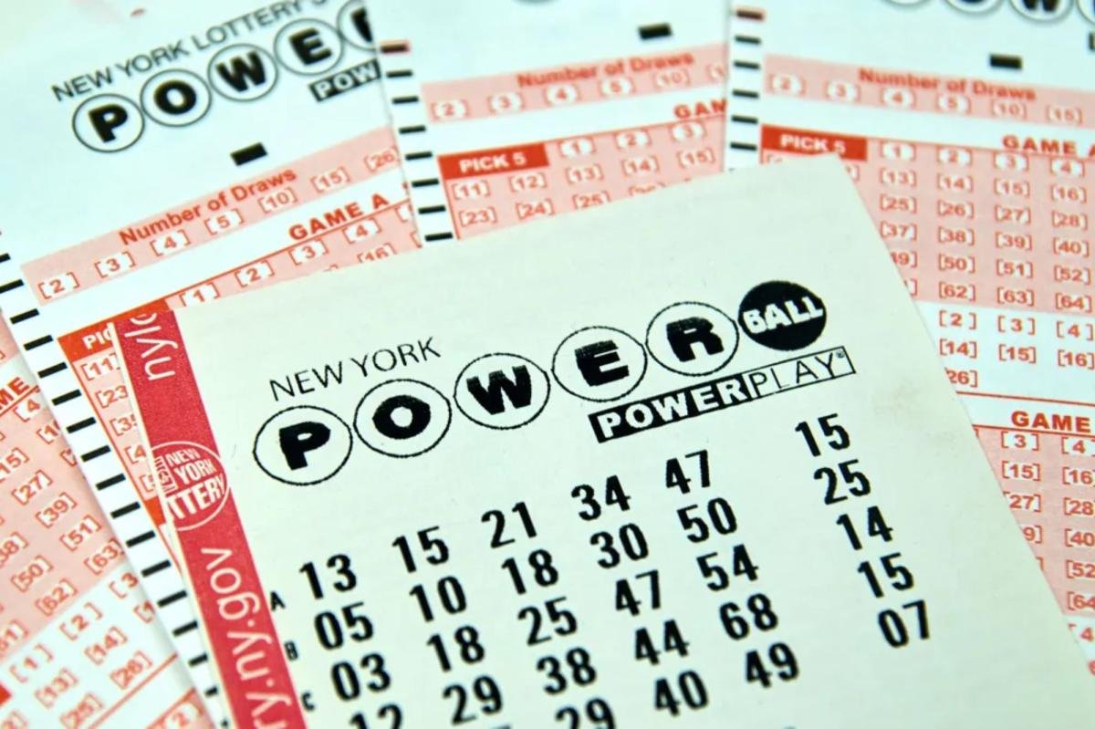You are currently viewing Powerball ticket holder in Illinois wins $1.04 billion jackpot