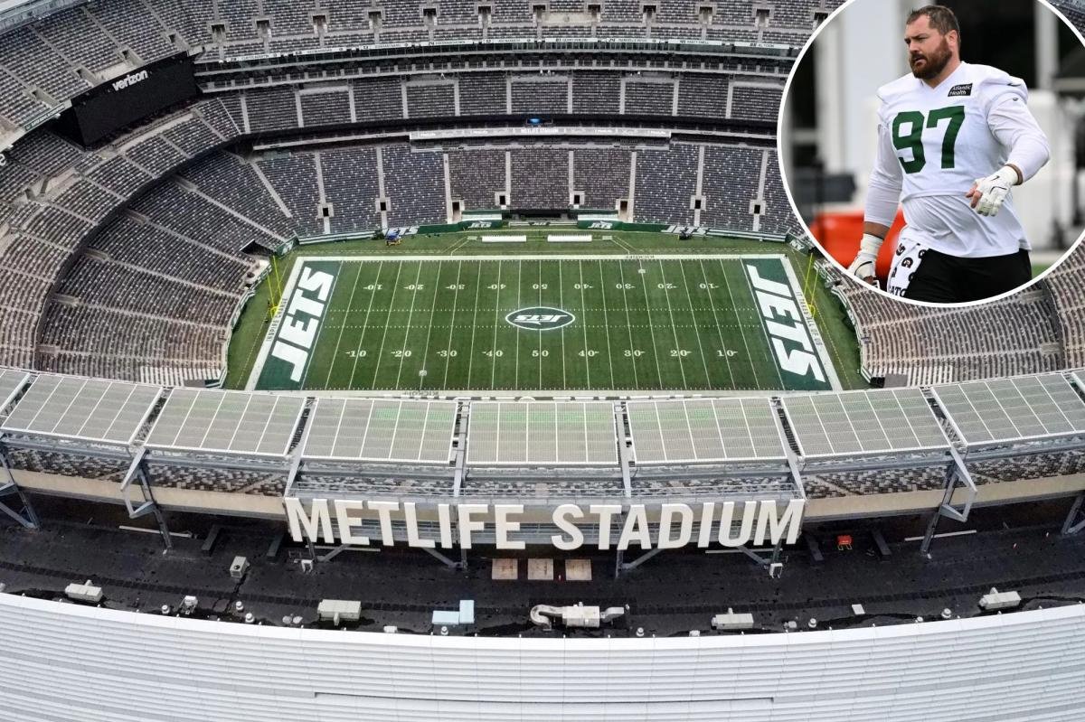 Read more about the article Jets’ Harrison Phillips echoes cries for stadiums to use real grass after World Cup change