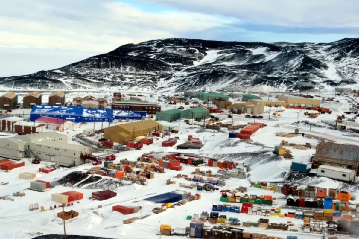 You are currently viewing American flown to New Zealand hospital in rare midwinter Antarctic rescue mission