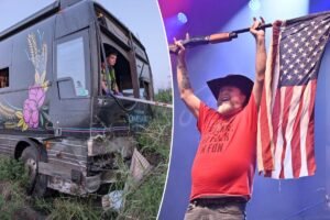 Read more about the article Country star Colt Ford breaks shoulder, ‘pulled through windshield’ after tour bus crash