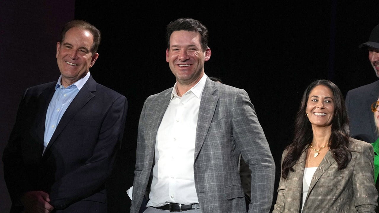 You are currently viewing Tony Romo may have cost himself coveted CBS position after arrest, former NFL QB says