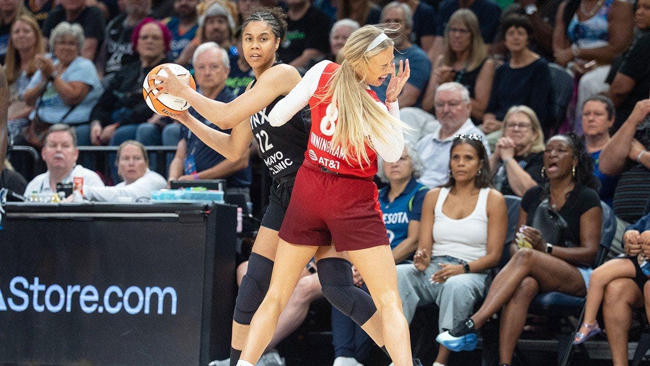You are currently viewing Sophie Cunningham takes vicious elbow to face, and fans fume at what refs did next