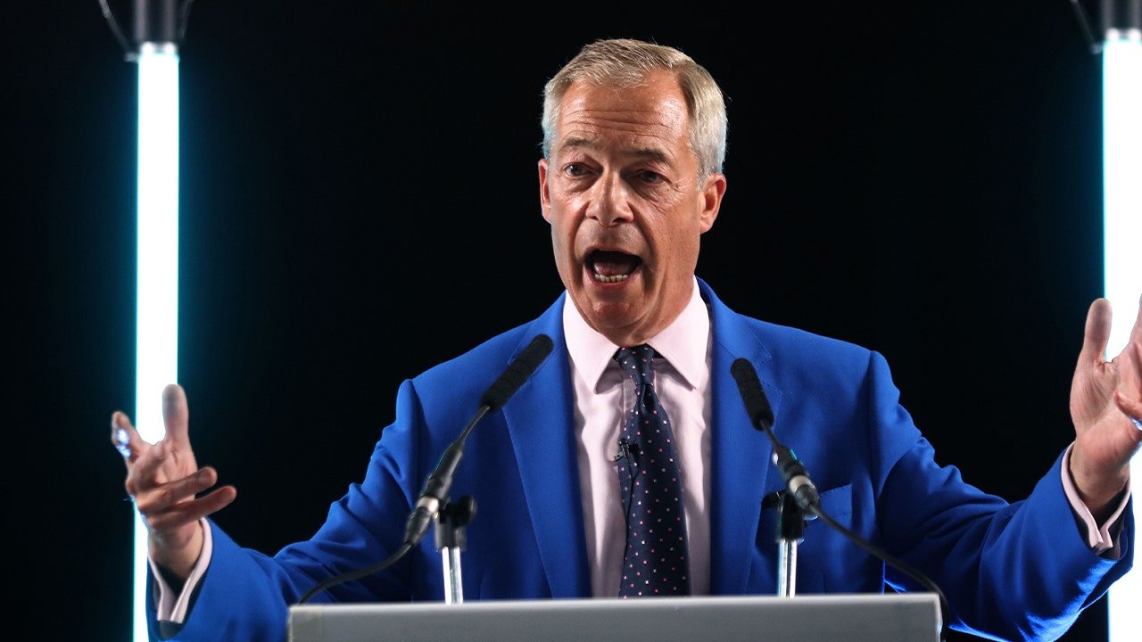You are currently viewing Nigel Farage wins Clacton by-election while his finance probe restarts