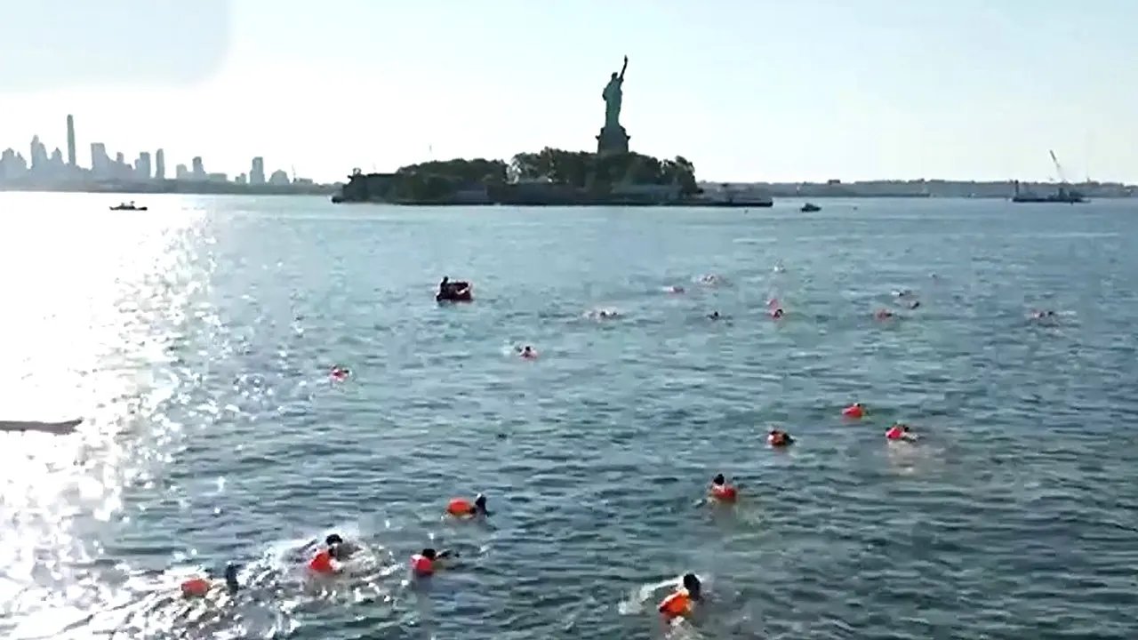 You are currently viewing Navy SEALs, veterans honor fallen service members at NYC SEAL Swim