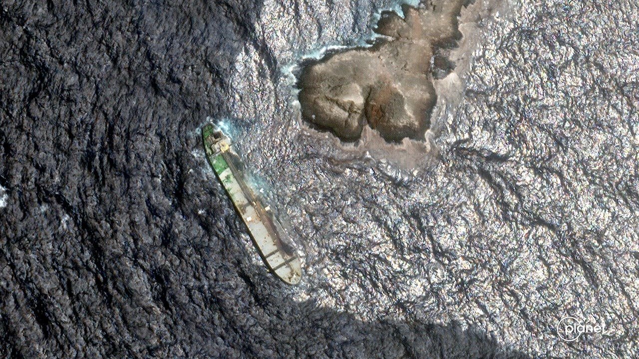 You are currently viewing Sanctioned tanker leaks crude oil off Oman coast amid monsoon threat