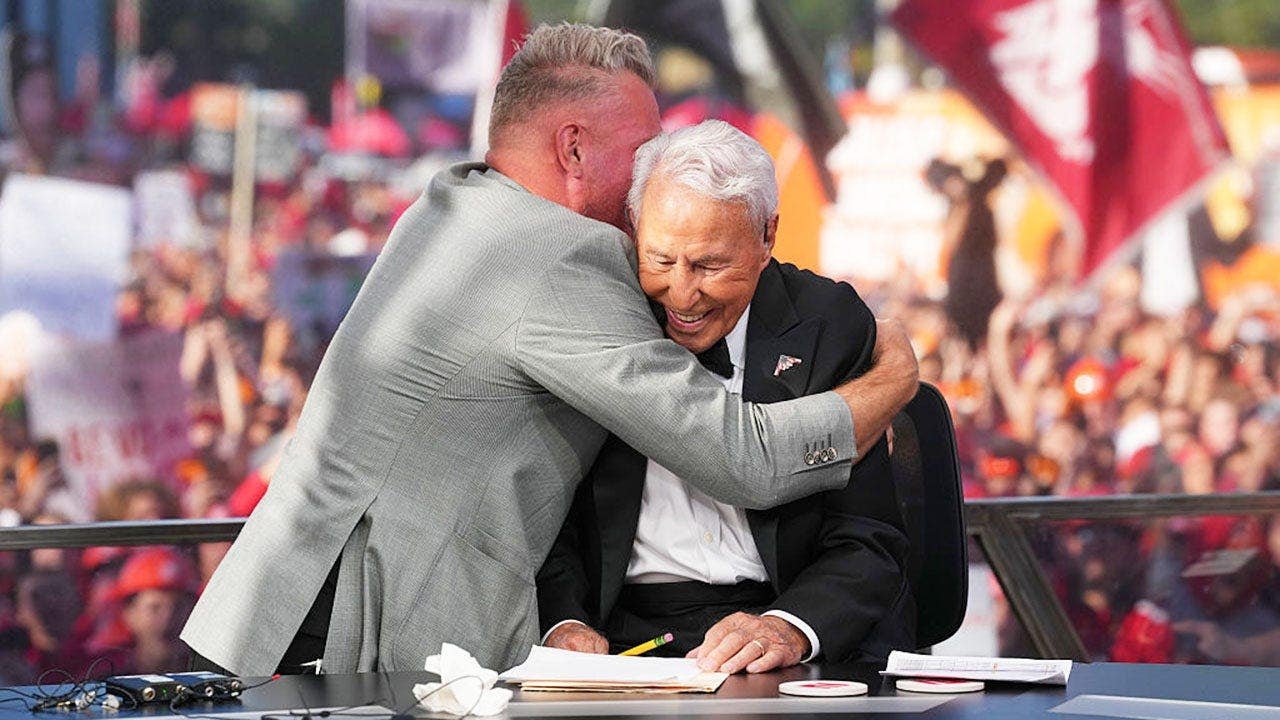 You are currently viewing Pat McAfee sets the record straight on nasty Lee Corso rumor, Lindsey Vonn shows off the arms & fall weddings!