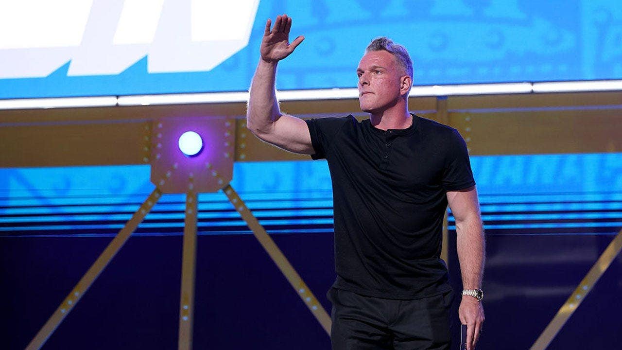 You are currently viewing Pat McAfee threatens to sue liberal troll who accused him of using ‘N-word’ after sitting with Trump