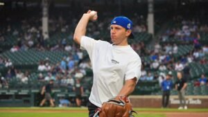 Read more about the article Blackhawks great Patrick Kane gets incredible standing ovation from Cubs and White Sox fans at Wrigley Field