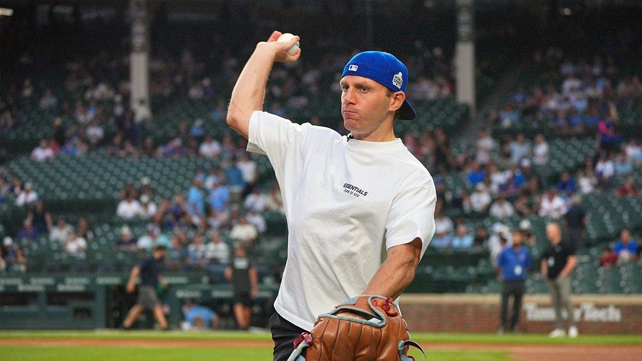 You are currently viewing Blackhawks great Patrick Kane gets incredible standing ovation from Cubs and White Sox fans at Wrigley Field