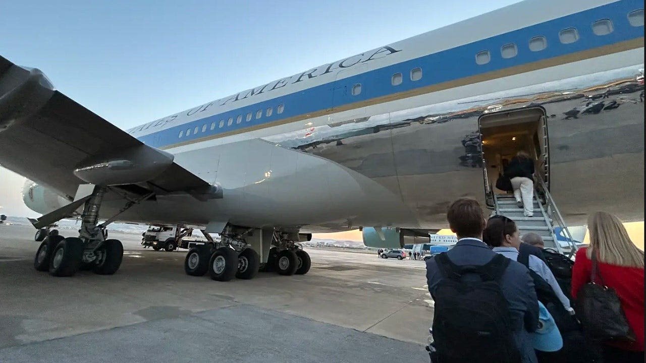 You are currently viewing Trump’s Air Force One decoy flight escorted by fighter jets to UK