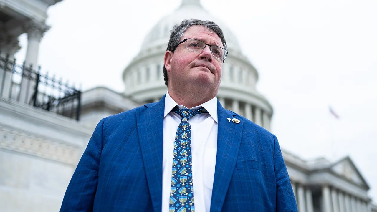 You are currently viewing Antisemitism, Hitler tropes plunge Florida primary race into chaos