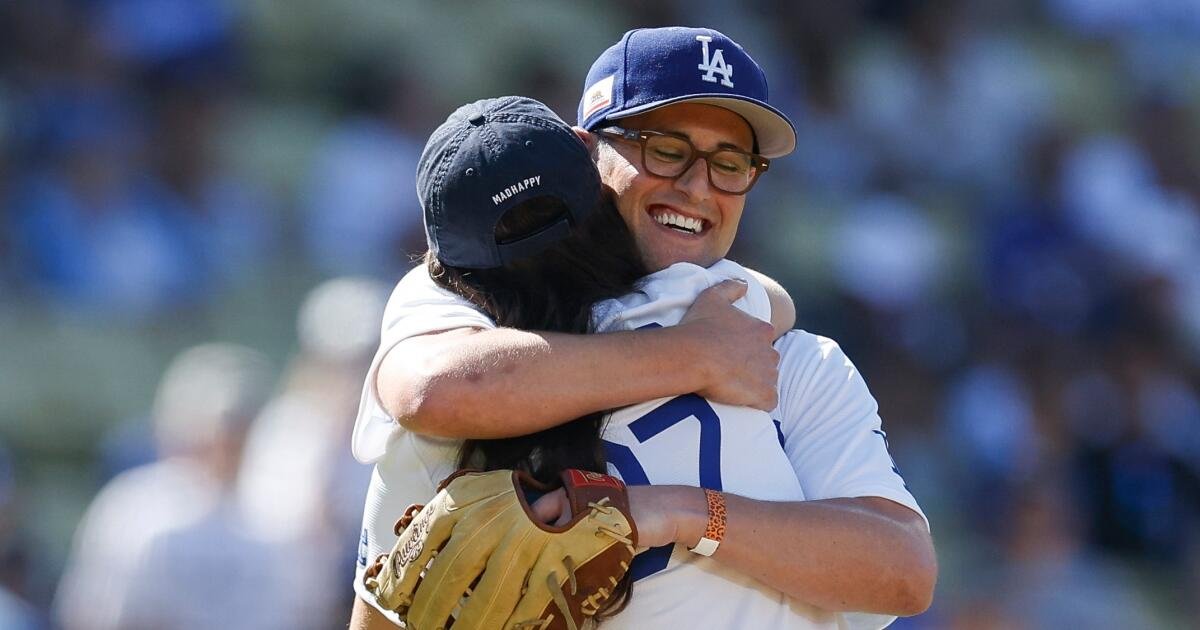 You are currently viewing Two of Rob Reiner’s kids pay tribute to their dad with Dodgers ceremonial first pitches