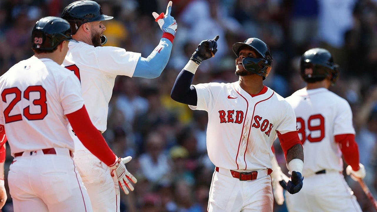 You are currently viewing Chicago White Sox lead American League Central but face a red-hot Boston Red Sox team Tuesday