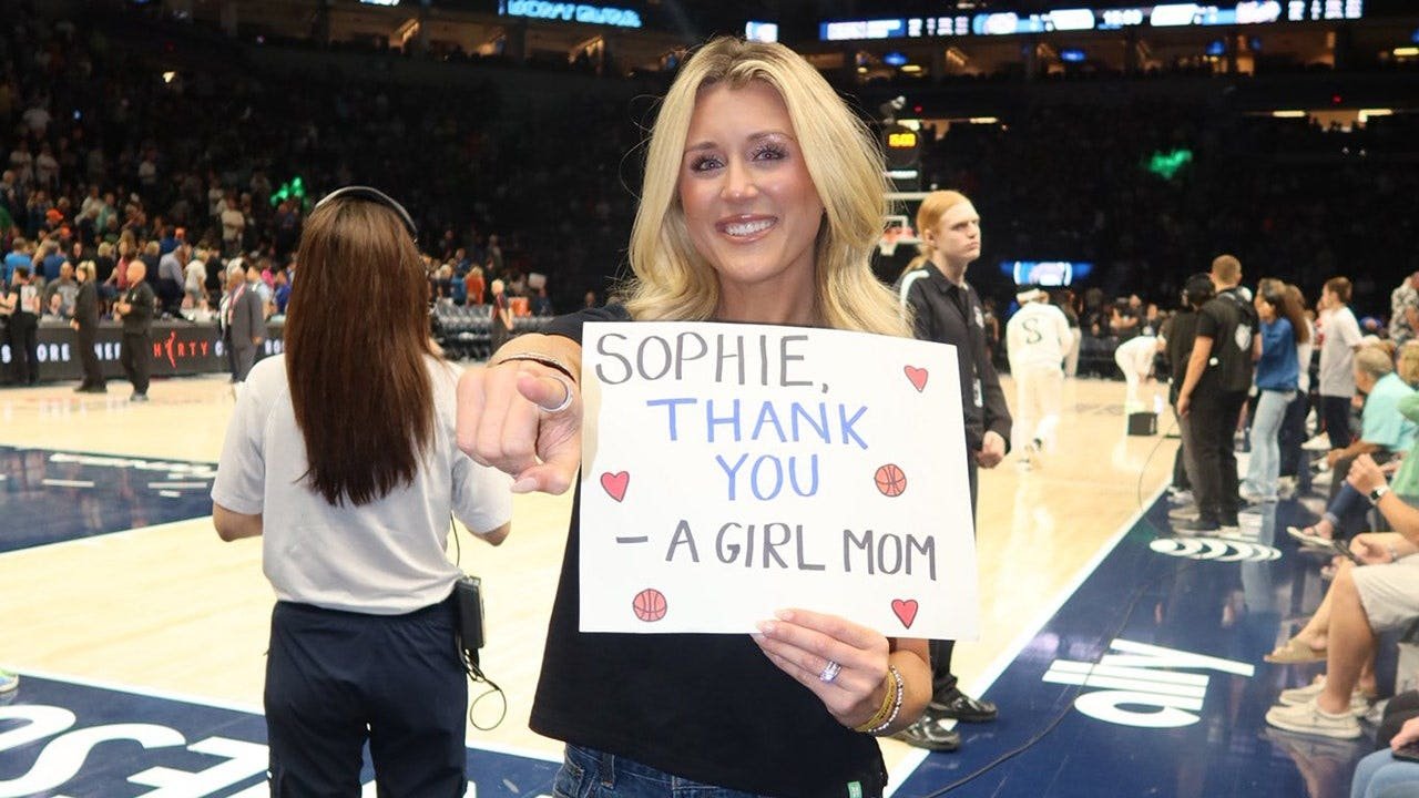 You are currently viewing Riley Gaines says Target Center staffer tried to shut down her Sophie Cunningham sign