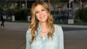 Read more about the article Rita Wilson rejects mom’s outdated marriage advice during first engagement