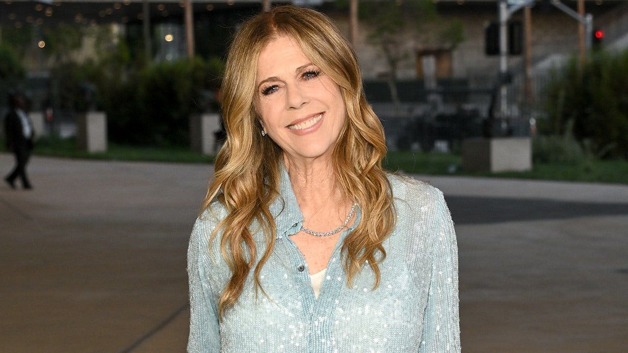 You are currently viewing Rita Wilson rejects mom’s outdated marriage advice during first engagement
