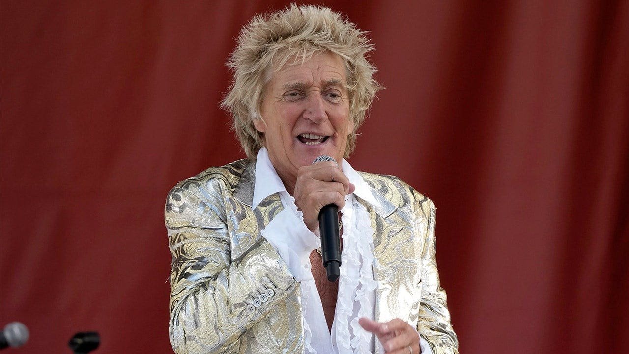 You are currently viewing Rod Stewart postpones Cincinnati concert due to ‘minor medical procedure’