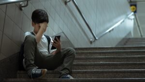 Read more about the article Cyberbullying warning signs every parent and grandparent must know