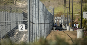 Read more about the article Tribunal: La política de detención masiva de inmigrantes de Trump contradice 30 años de precedentes