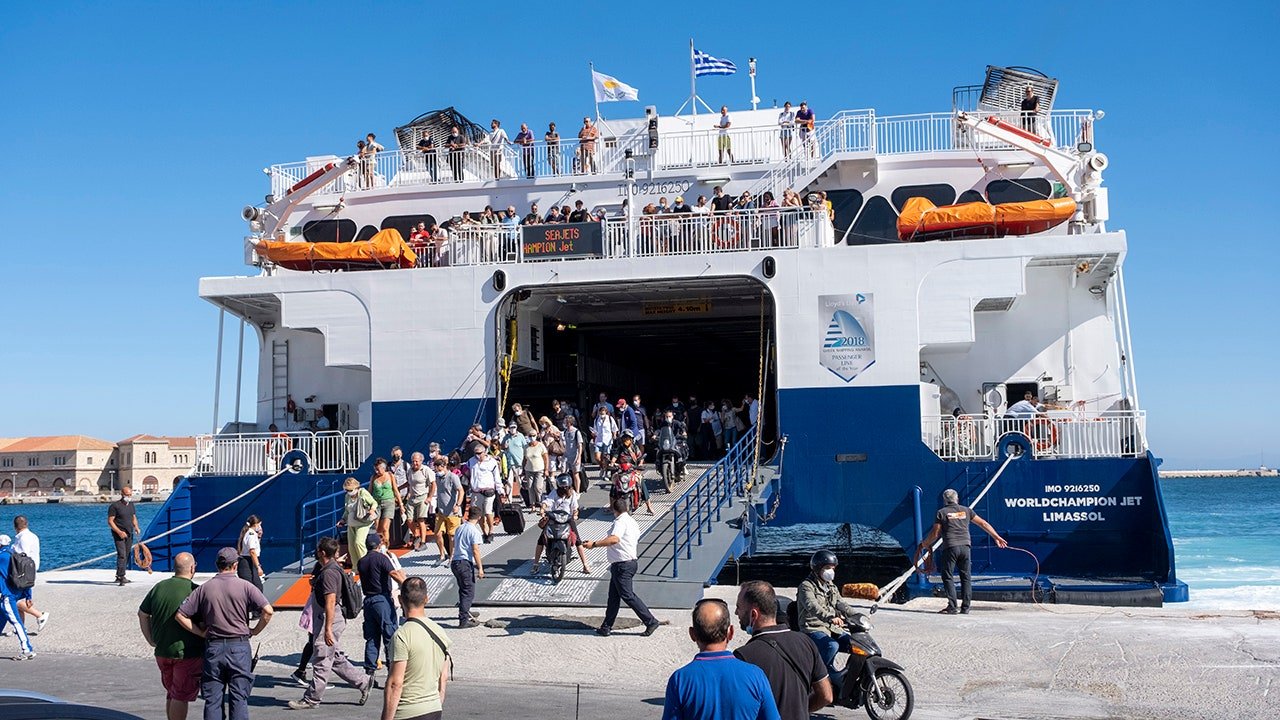 You are currently viewing Greece ferry seasickness warnings grow as Meltemi winds hit Cyclades