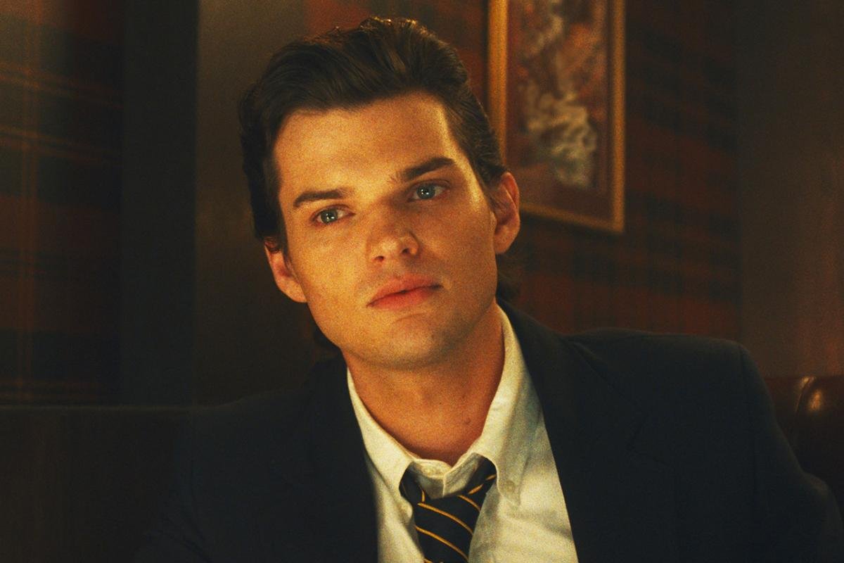 You are currently viewing Why Does Robert Freak Out At His Party? How Does Thom Save Debbie and Ryan?