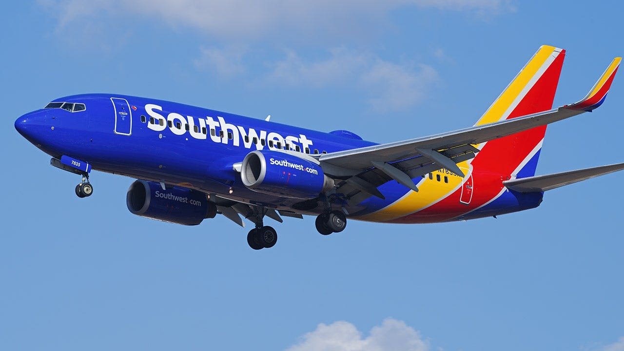 You are currently viewing Southwest Airlines passenger dies aboard LAX flight, cause deferred