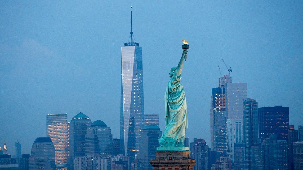 You are currently viewing Boat capsizes near Liberty Island in New York Harbor, 2 people dead