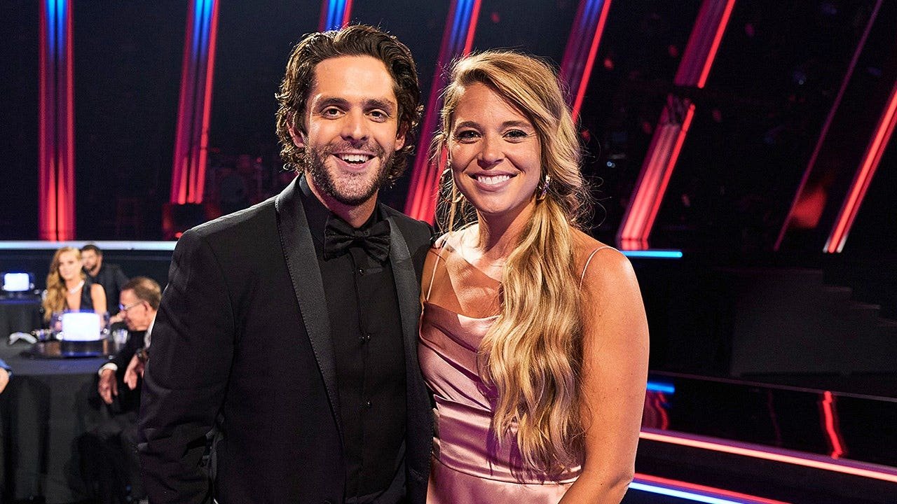 You are currently viewing Thomas Rhett says wife Lauren Akins always craved normalcy over fame
