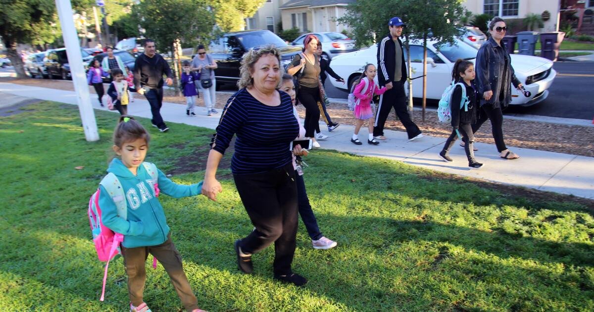 You are currently viewing Contributor: Schools keep calling moms, reinforcing old assumptions and roles