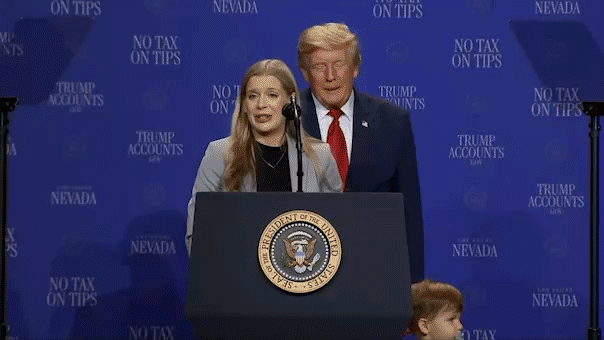 You are currently viewing Trump jokes about Biden while stopping toddler from falling in Vegas