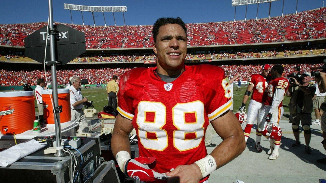 You are currently viewing Chiefs legend says dynasty isn’t over despite Mahomes injury, Kelce uncertainty
