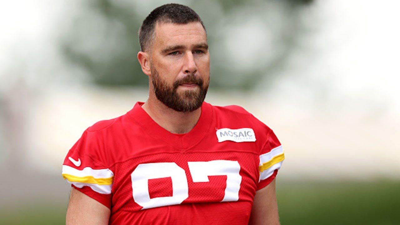 You are currently viewing Chiefs coach Andy Reid has a blunt response to everyone freaking out over Travis Kelce’s dad bod