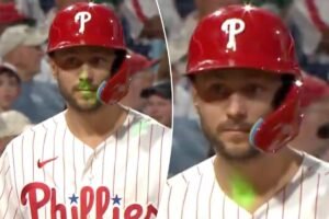 Read more about the article Phillies game forced into bizarre delay as Trea Turner’s face lights up green